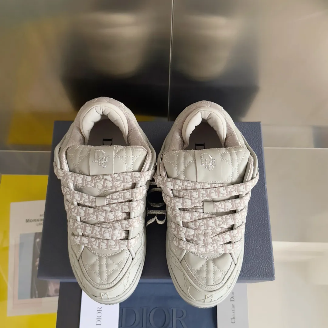 [DIOR] P: 820💰 Men's 39-44. (Male 38. 45. Customized) Dior Dior B9S series top version bread shoes casual sports shoes skate shoes original purchase development and production This new B9S skateboard sneakers are inspired by skateboarding and Dior's high-order spirit. Crafted from navy blue cotton tweed, the classic cannage pattern is reinterpreted with grained calfskin details in homage to Dior's savoir-faire. Padded tongue and technical fabric leg provide ideal comfort. Iconic details abound throughout the design, such as the Dior signature on the heel and tongue, cannage-patterned panels, and the rubber Dior Charm signature on the side inspired by the Dior logo. The rubber soles engraved with Oblique printing with a gradient effect are more refined and can add a high-end temperament to various looks. Exquisite packaging at the delivery counter🛍📦 ▪️Fabric: Original customized first-layer cowhide + tweed ▪️Inner lining: Customized breathable lining ▪️Outsole: Original open-molded anti-slip TPU material ▪️Sole thickness: 3.5CM.